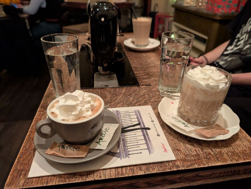 В Белграде есть кофейня, в которой вместо столов - винтажные швейные машинки#Путешествия #СербияВ Белграде есть кофейня, в которой вместо столов - винтажные швейные машинки#Путешествия #Сербия