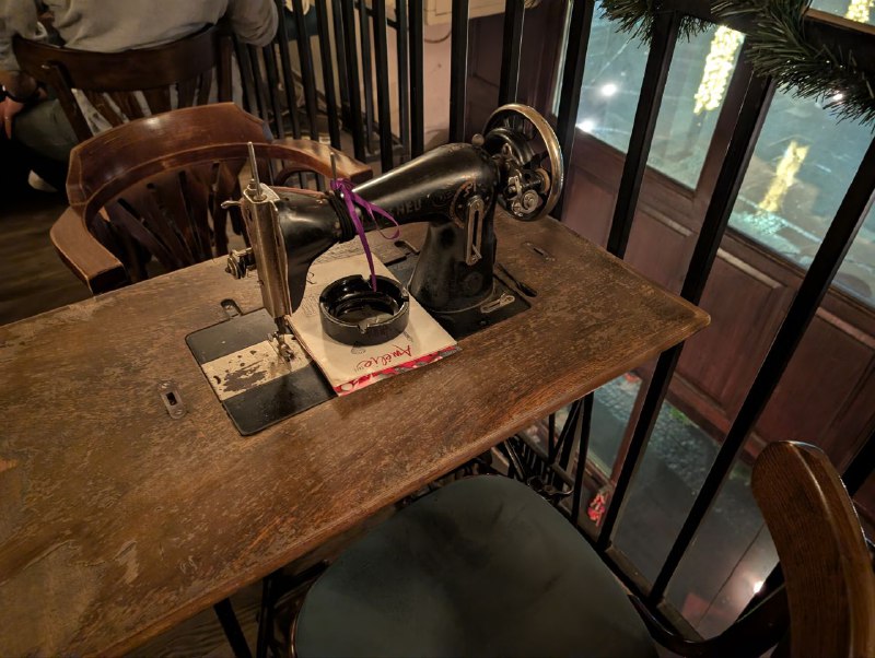 В Белграде есть кофейня, в которой вместо столов - винтажные швейные машинки#Путешествия #СербияВ Белграде есть кофейня, в которой вместо столов - винтажные швейные машинки#Путешествия #Сербия