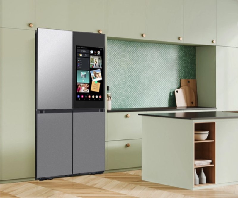 Samsung пробили очередное дноНедавнее обновление программного обеспечения от производителя, защищённых от пользователя смартфонов с неработающими уведомлениями Samsung добавило рекламу на главные экраны их дорогущих холодильников. Пользователи могут отключить рекламу, включив вместо них фотографии или картинки, но это ограничивает функциональность холодильника. Другой вариант — отключить холодильник от Интернета, что также удаляет такие функции, как планирование и рецепты, сделав дорогущий умный холодильник тупым.Никогда не вникал в тему умных холодильников, но искренне не понимаю, зачем они нужны. Неужели нельзя просто загрузить фотографию продуктов в LLM и попросить подобрать рецепты? Неужели в доме нужно ещё одно постоянно подключенное к интернету шпионское устройство?#samsung #щитпост